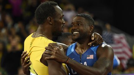 Usain Bolt et Justin Gatlin après la finale du 100 m aux Mondiaux d'athlétisme de Londres, le 5 août 2017. (DYLAN MARTINEZ / REUTERS)