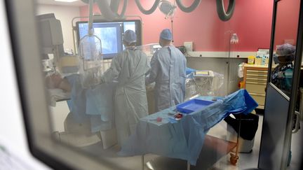 Un patient ayant contracté le Covid-19 à l'hôpital de Valenciennes (Nord), le 5 mai 2020. (FRANCOIS LO PRESTI / AFP)