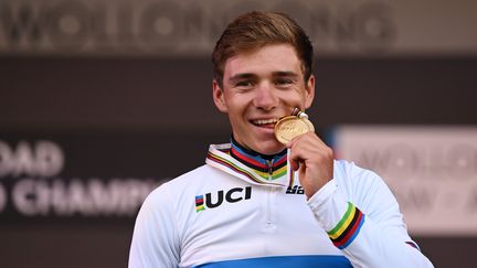 Le Belge Remco Evenepoel après sa victoire aux Mondiaux de cyclisme sur route, à Wollongong (Australie), le 25 septembre 2022. (MAXPPP)