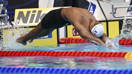 Yohann Ndoye-Brouard au départ de la demi-finale du 100m dos des Championnats du monde de natation, à Budapest (Hongrie) le 19 juin 2022 (KEMPINAIRE STEPHANE / KMSP)