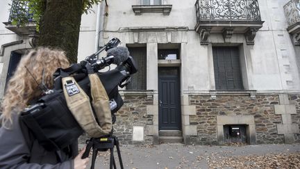 Une journaliste filme l'ancienne maison de la famille Dupont de Ligonnès, le 12 octobre 2019 à Nantes (Loire-Atlantique). (SEBASTIEN SALOM-GOMIS / AFP)