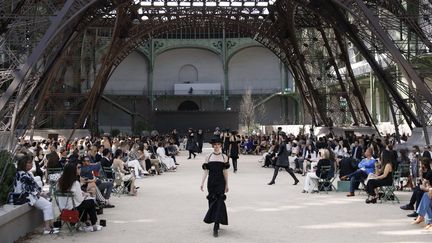 Le défilé Chanel au Grand Palais avec une réplique de la tour Eiffel, à Paris, le 4 juillet 2017. (PATRICK KOVARIK / AFP)