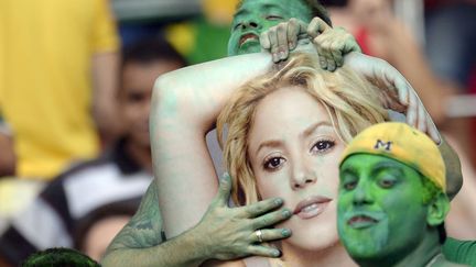 Des supporters du Nig&eacute;ria tentent d'&eacute;nerver le d&eacute;fenseur de l'&eacute;quipe espagnol de football en exhibant dans les tribunes une photo de sa fianc&eacute;e, la chanteuse Shakira, lors d'un match de la Coupe des conf&eacute;d&eacute;rations &agrave; Fortaleza (Br&eacute;sil), le 23 juin 2013. (LLUIS GENE / AFP)