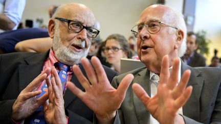 Le physicien belge Fran&ccedil;ois Englert (G.) et le&nbsp;physicien britannique Peter Higgs, le 4 juillet 2012 &agrave; Gen&egrave;ve, en Suisse.&nbsp; (FABRICE COFFRINI / AFP)