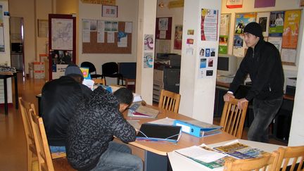 Deux jeunes rédigent leur lettre de motivation à la mission locale Vitacité à Massy (Essonne). (MAXPPP)