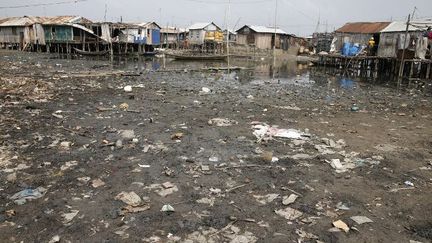 Pollution dans un village de pêcheurs près de Cotonou. (GODONG / BSIP)