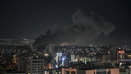 De la fumée s'échappe d'un quartier de Beyrouth après une frappe israélienne, dans la soirée du 2 octobre 2024. (MURAT SENGUL / ANADOLU VIA AFP)