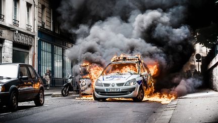 La voiture de police avait été incendiée en marge d'une manifestation de policiers contre la "haine anti-flics" en mai 2016 à Paris.&nbsp; (SIMON GUILLEMIN / HANS LUCAS)