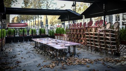 Une terrasse d'un restaurant fermé sur les Champs-Elysées à Paris. (STEPHANE DE SAKUTIN / AFP)