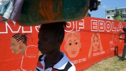 Campagne anti-Ebola peinte sur les murs de Monrovia au Libéria, le pays le plus touché (Dominique FAGET / AFP)