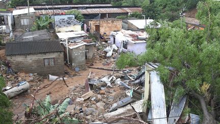 Des maisons détruites à&nbsp;Ntuzuma, à proximité de&nbsp;Durban, la ville d'Afrique du Sud principalement touchée par les inondations, le 12 avril 2022. (STR / AP)