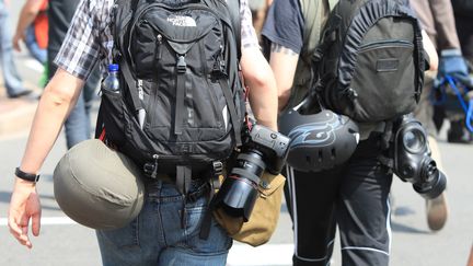 Un photographe reporter de guerre (à gauche). (PHILIPPE TURPIN / MAXPPP)