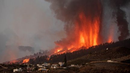 Le volcan Cumbre Vieja&nbsp;crache de la lave et des colonnes de fumée, sur l'île de La Palma, dans l'archipel des Canaries (Espagne), le 19&nbsp;septembre&nbsp;2021. (DESIREE MARTIN / AFP)