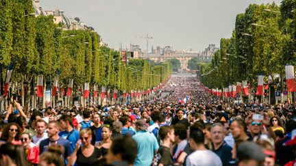 Des supporters sur les Champs-Elysées pour la parade des Bleus, le 16 juillet 2018 à Paris.&nbsp; (SIMON GUILLEMIN / HANS LUCAS / AFP)