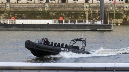 Un bateau de police patrouille sur la Tamise, à Londres, le 22 mars 2017, après&nbsp;une attaque près du Parlement britannique. (JOEL FORD / AFP)