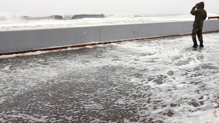 Dans le Maryland, les vagues submergent d&eacute;j&agrave; les digues.&nbsp; (KEVIN LAMARQUE / REUTERS)