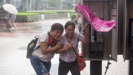 A Macau (Chine), les habitants se sont d'abord amusés du vent qui a soufflé sur la ville. (STRINGER / IMAGINECHINA)