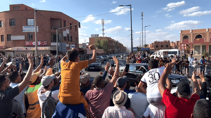 Le roi Mohammed VI passe devant la foule à Marrakech (Maroc), le 12 septembre 2023, quatre jours après le séisme qui a ravagé une partie du pays. (ROBIN PRUDENT / FRANCEINFO)