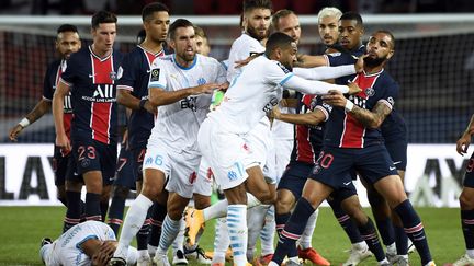 Jordan Amavi et Laywin Kurzawa en viennent aux mains en fin de match (JULIEN DE ROSA / EPA)