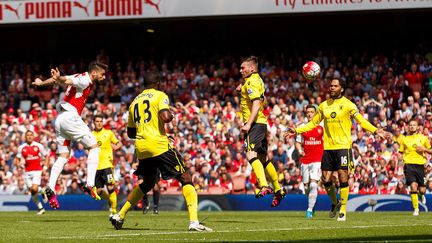 Olivier Giroud marque de la tête face à Aston Villa (BEN QUEENBOROUGH / BACKPAGE IMAGES LTD)