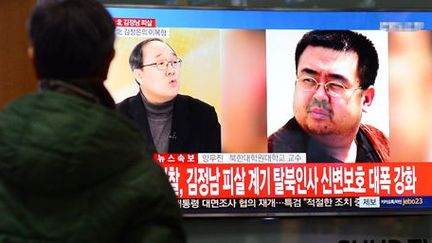 Un Sud-Coréen regarde à la télévision une photo (à droite) de Kim Jong-nam dans une gare de Séoul, le 14 février 2017. (Reuters - News1 - Lim Se-young)