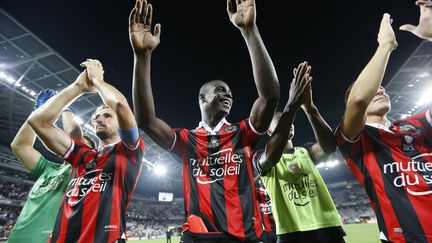 La joie des joueurs niçois, après une victoire contre l'OM dans leur stade de l'Allianz Riviera, le 11 septembre 2016. (VALERY HACHE / AFP)