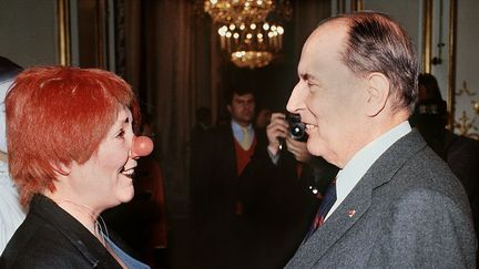 La fondatrice de l'Ecole nationale du Cirque, Annie Fratellini, face &agrave; Fran&ccedil;ois Mitterrand, le 19 d&eacute;cembre 1984.&nbsp; (PHILIPPE BOUCHON / AFP)