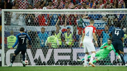 Antoine Griezmann transforme son penalty contre la Croatie et redonne l'avantage à la France, dimanche 15 juillet à Moscou (Russie), en finale de la Coupe du monde. (ODD ANDERSEN / AFP)