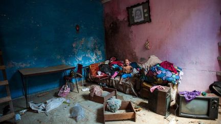 Le reportage «Está Cayendo» de la photographe documentaire Alison McCauley raconte la vie des résidents de la Vieille Havane où la plupart des bâtiments sont en ruines et nombre d’appartements effondrés. La Vielle Havane a été déclarée site du patrimoine mondial de l’UNESCO en 1982. Alison McCauley traite principalement des questions identitaires et d’appartenance, des conditions de migration et de vie des demandeurs d’asile. (Alison McCauley)