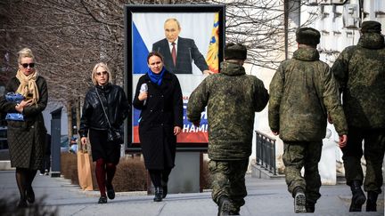 Une affiche montre le président russe Vladimir Poutine à Simferopol en Crimée le 5 mars 2024. (STRINGER / AFP)