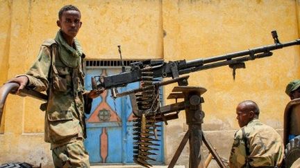 Un membre des Brigades Ras Kamboni dans les rues de Kismayo, à 500 kilomètres au sud de la capitale somalienne Mogadiscio, le 7 octobre 2012. (AFP PHOTO / African Union-United Nations Information Support Team / STUART PRICE)