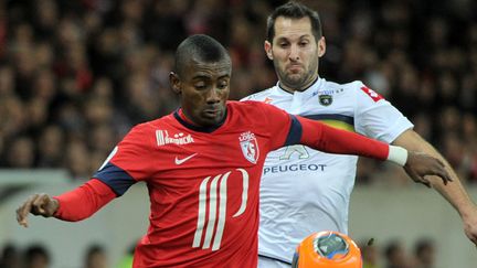 Salomon Kalou devant Raphael Dias (PHILIPPE HUGUEN / AFP)