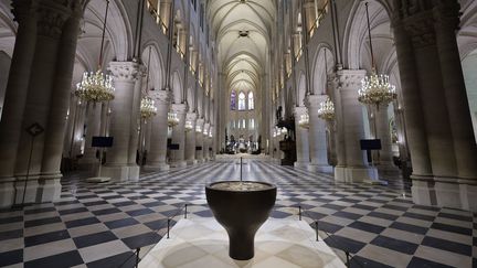 Depuis l'entrée de la cathédrale, la blancheur éclatante de la pierre saute aux yeux. La restauration des voûtes et des maçonneries débute également en janvier 2022, avec la reconstruction des voûtes effondrées dans la nef, le bras nord du transept et la croisée du transept. Parallèlement, les pierres fragilisées par l'incendie, notamment celles des murs bahuts, des murs pignons et des voûtes de la nef, du chœur et des deux bras du transept, sont soit consolidées, soit remplacées. (CHRISTOPHE PETIT TESSON-P / SIPA)