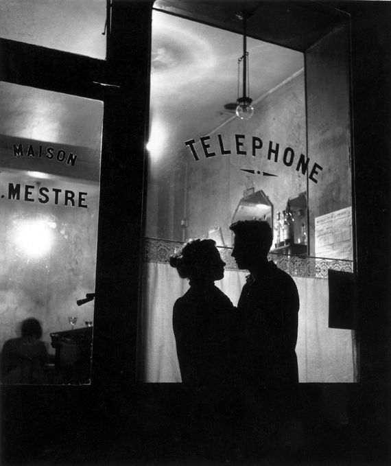 Willy Ronis, Le Caf&eacute; Maistre. Tirage moderne, 40 x 30 cm. Minist&egrave;re de la culture-M&eacute;diath&egrave;que de l&rsquo;architecture et du patrimoine succession Willy Ronis, diffusion agence Rapho. (SUCCESSION WILLY RONIS / DIFFUSION / GAMMA-RAPHO)