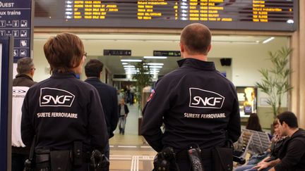 Deux agents de la sûreté ferroviaire à la gare de Mulhouse, en octobre 2011. (DAREK SZUSTER / MAXPPP)