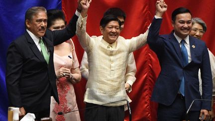 Ferdinand Marcos Jr. célèbre sa victoire à l'élection présidentielle philippine, à Quezon, le 25 mai 2022. (TED ALJIBE / AFP)