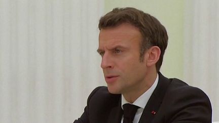 Crise en Ukraine : Emmanuel Macron convoque un conseil de défense et réagit par communiqué (FRANCEINFO)