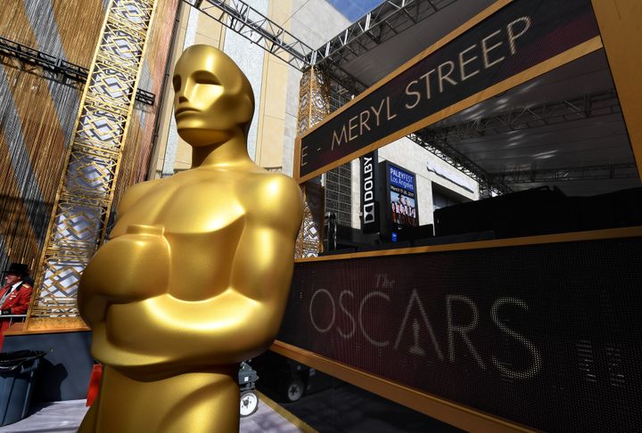 Dolby Theater de Hollywood : à quelques heures de la cérémonie des Oscars, le déroulant digital affiche notamment le nom de Meryl Streep.
