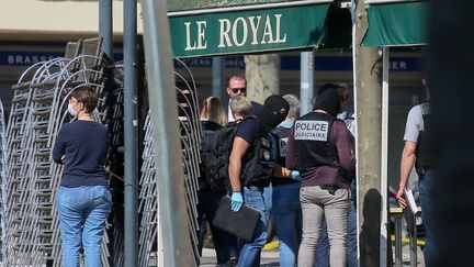 Des officiers de police à Romans-sur-Isère, après l’attaque au couteau qui y a fait deux morts, le 4 avril 2020.&nbsp; (NICOLAS GUYONNET / HANS LUCAS)