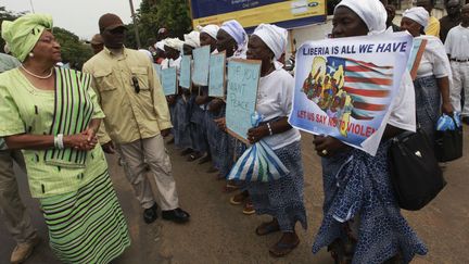 La présidente Ellen Johsnon Sirleaf ou «Mama Ellen» lors d'une rencontre avec des membres du programme Women in Peacebuilding (le réseau des femmes pour la paix) à Monrovia, le 5 novembre 2011. (Luc Gnago/ Reuters)