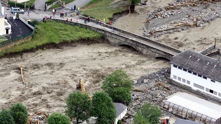 Vue a&eacute;rienne de Luz-Saint-Sauveur (Hautes-Pyr&eacute;n&eacute;es).&nbsp;Un homme de 75 ans qui &eacute;tait sur un pont de la cit&eacute; a &eacute;t&eacute; emport&eacute; par la rivi&egrave;re en crue mercredi. (LAURENT DARD / AFP)