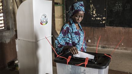 Une femme vote pour l'élection présidentielle à Conakry en Guinée, le 18 octobre 2020. (JOHN WESSELS / AFP)