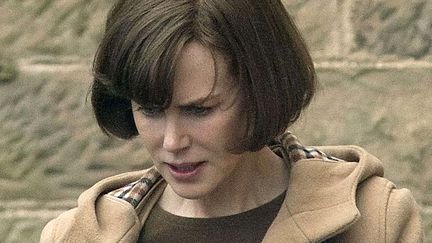 Voici la coupe de cheveux de Nicole Kidman dans son prochain film "Railway Man" au c&ocirc;t&eacute; de Colin Firth. Vous la pr&eacute;f&eacute;rez en brunette Nicky? (DANIEL GILFEATHER / REX / SIPA)