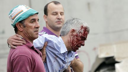 Bless&eacute;, Francisco Jos&eacute; Garzon Amo, le conducteur du train qui a d&eacute;raill&eacute; le 24 juillet 2013 pr&egrave;s de Saint-Jacques-de-Compostelle, dans le nord-ouest de l'Espagne, est emmen&eacute; &agrave; l'h&ocirc;pital. (MONICA FERREIROS / LA VOZ DE GALICIA / AFP)