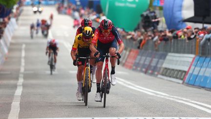 Primoz Roglic (Jumbo-Visma) à la lutte avec Tao Geoghegan Hart (Ineos Grenadiers) et Geraint Thomas (Ineos Grenadiers), le 13 mai 2023, lors de la 8e étape du Tour d'Italie. (LUCA BETTINI / AFP)