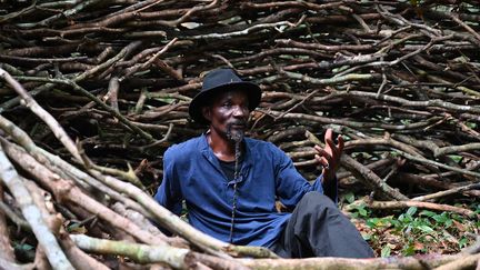 "Je voulais que les artistes voient cette forêt et créent leur projet ensuite. Le Banco est particulier. Il joue un rôle vital, il donne l'oxygène à Abidjan. On ne le visite pas beaucoup. (…) Déchiffrer la forêt au lieu de la défricher" déclare Jems Koko Bi à l'AFP. "Sensibiliser l’ensemble des populations sur la déforestation, les conséquences qui en découlent et surtout attirer l’attention des uns et des autres sur le phénomène de la séparation de l’espèce humaine, dans ses pratiques et dans ses agissements, d’avec l’espèce végétale" est le message de l'AGA précise-t-il au quotidien ivoirien, Fraternité Matin.&nbsp; &nbsp; (ISSOUF SANOGO / AFP)