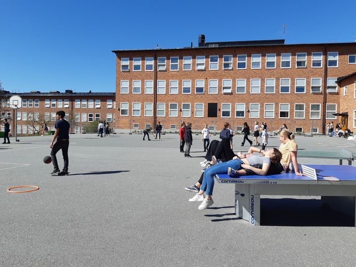 La distanciation sociale,mission impossible dans la cour de l'école anglaise de Bromma, à Stockholm, le 23 avril 2020. (LOUISE BODET / RADIO FRANCE)