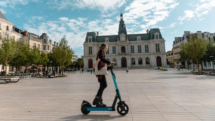 Une femme sur une trottinette électrique, le 20 octobre 2022 à Poitiers (Vienne). (MAXPPP)