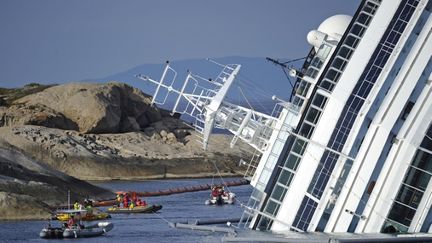 L'&eacute;pave du Costa Concordia pr&egrave;s de l'&icirc;le du Giglio, en Italie, le 26 janvier 2012. (FILIPPO MONTEFORTE / AFP)