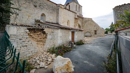 Des dégâts provoqués par le séisme à La Laigne, en Charente-Maritime, le 17 juin 2023. (JEAN-CHRISTOPHE SOUNALET / MAXPPP)